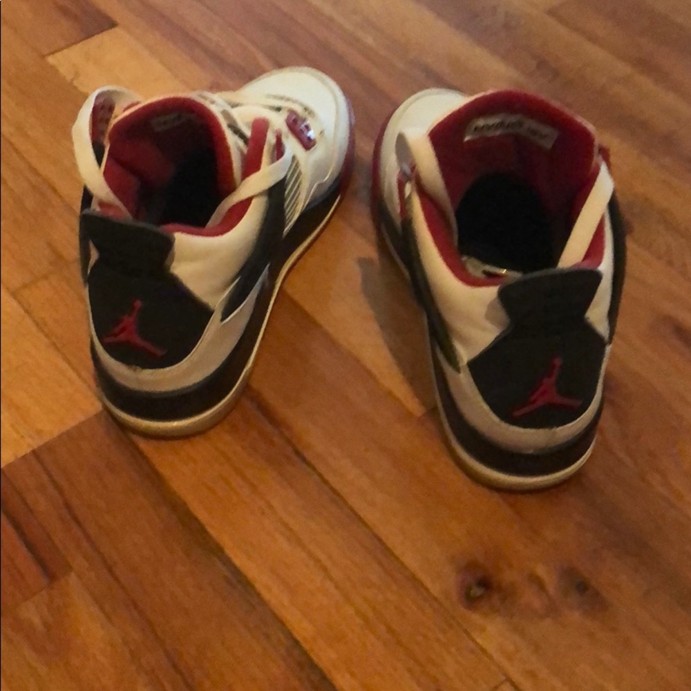 Kids Jordan sneakers size 5 - Picture 2 of 4